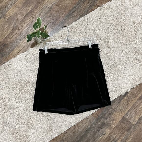 Express Size 8 Black Velvet High Rise Zip Pleated Paperbag Midi Shorts NWT - Picture 1 of 6